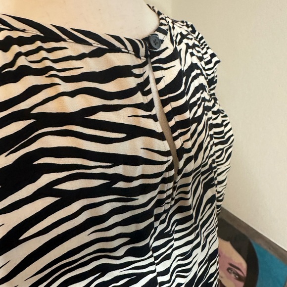 Loft Women's Short Puff Sleeve Top Zebra Print Blouse Crew Neck L - Picture 5 of 6